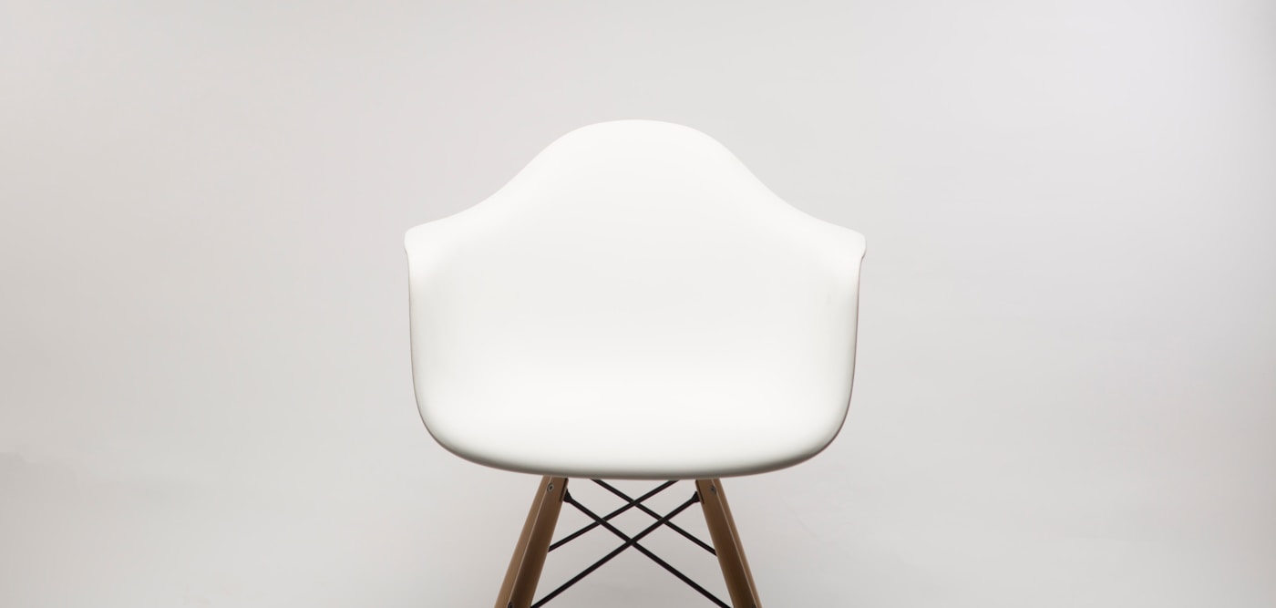 Fauteuil blanc minimaliste sur fond clair