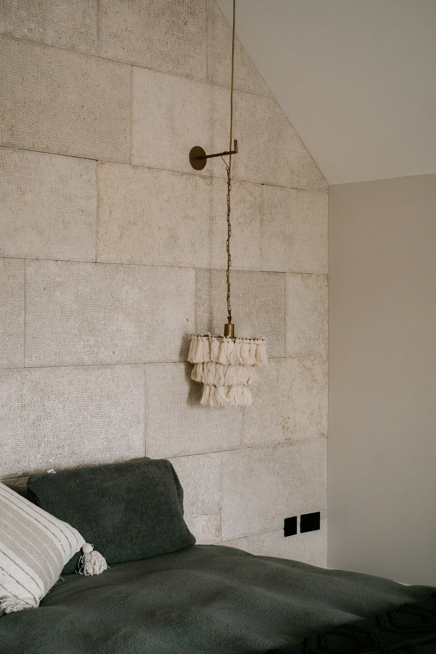 Suspension textile dans une chambre aux tons naturels