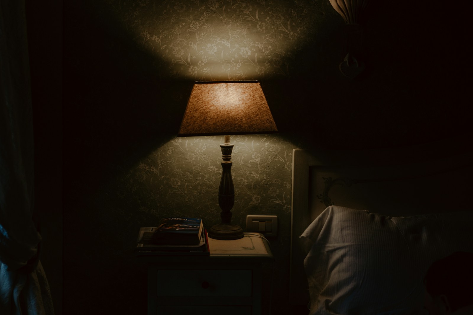 Lampe d'ambiance dans un intérieur feutré
